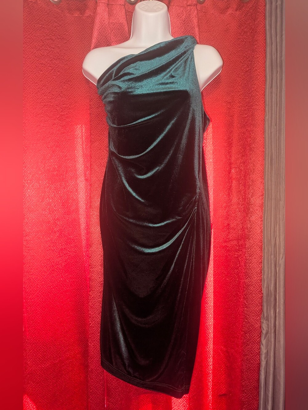 The Pyramid Collection One-Shoulder Emerald Velvet Midi Dress